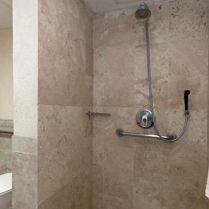 Habitación Estándar con Cama King Adaptada para Discapacitados
